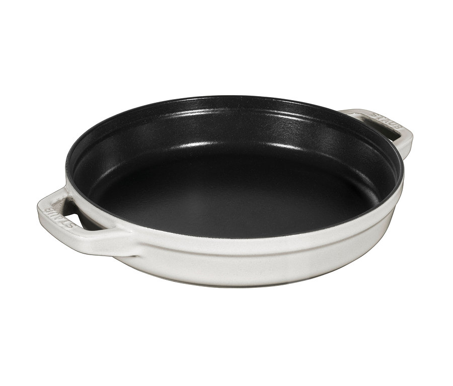 Ein weißer STAUB Kochtopf aus dem »La Cocotte« 3-teiligen Set mit schwarzer Innenseite.