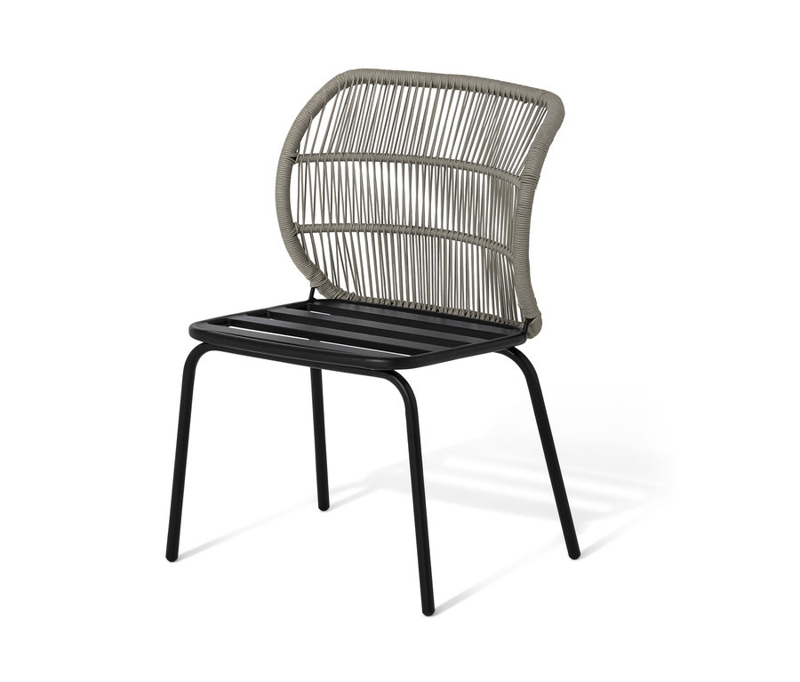 Stuhl mit Textilgeflecht und schwarzen Beinen.