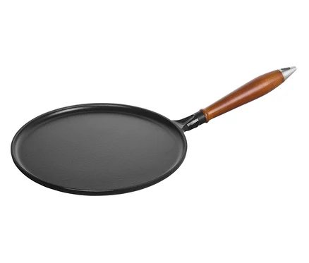 Eine schwarze STAUB Pfannkuchenpfanne mit Holzgriff.