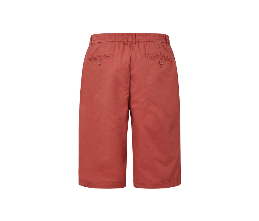 Detailansicht der Rückseite einer Chino-Shorts.