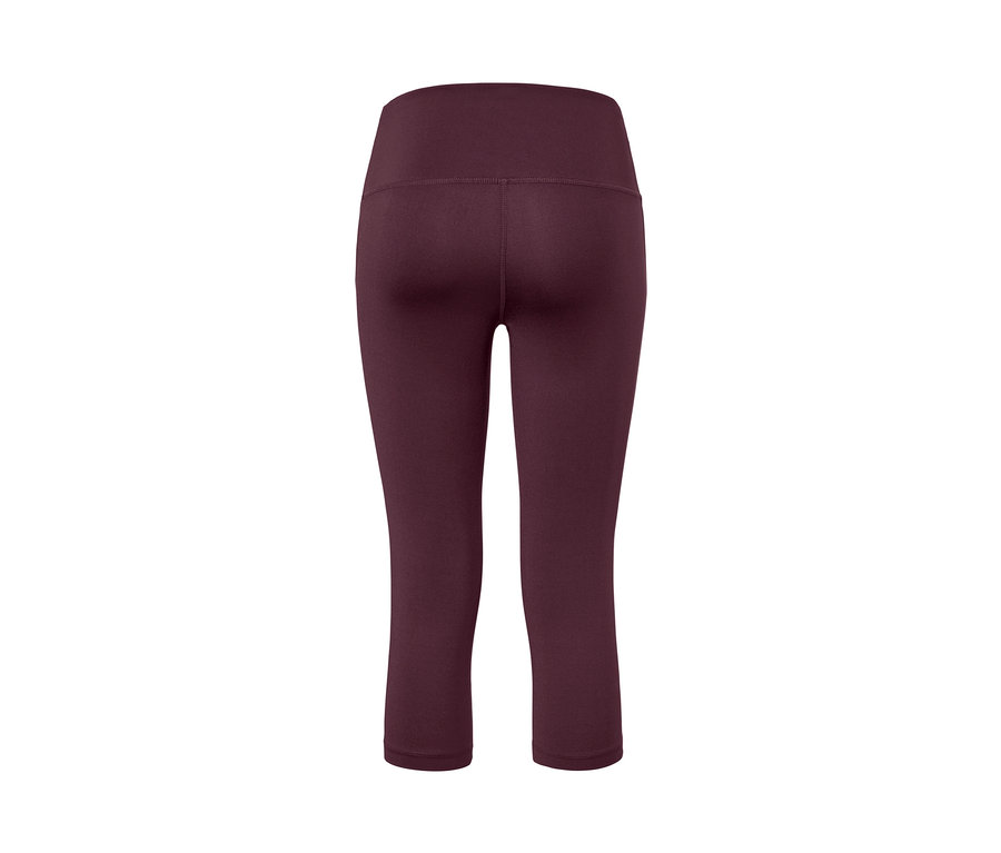 Eine violette 3/4-Sporttight isoliert auf weißem Hintergrund.