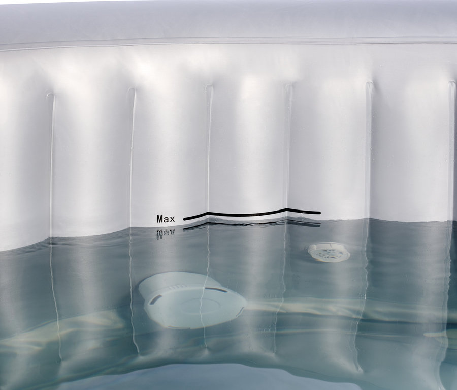 Detailansicht eines mit Wasser gefüllten, silbernen EXIT Silver Classic Whirlpools.