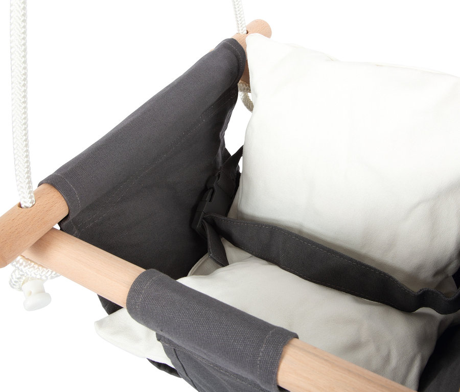 Detailansicht der small foot Babyschaukel »Komfort« mit Holzelementen und grauem Stoff.