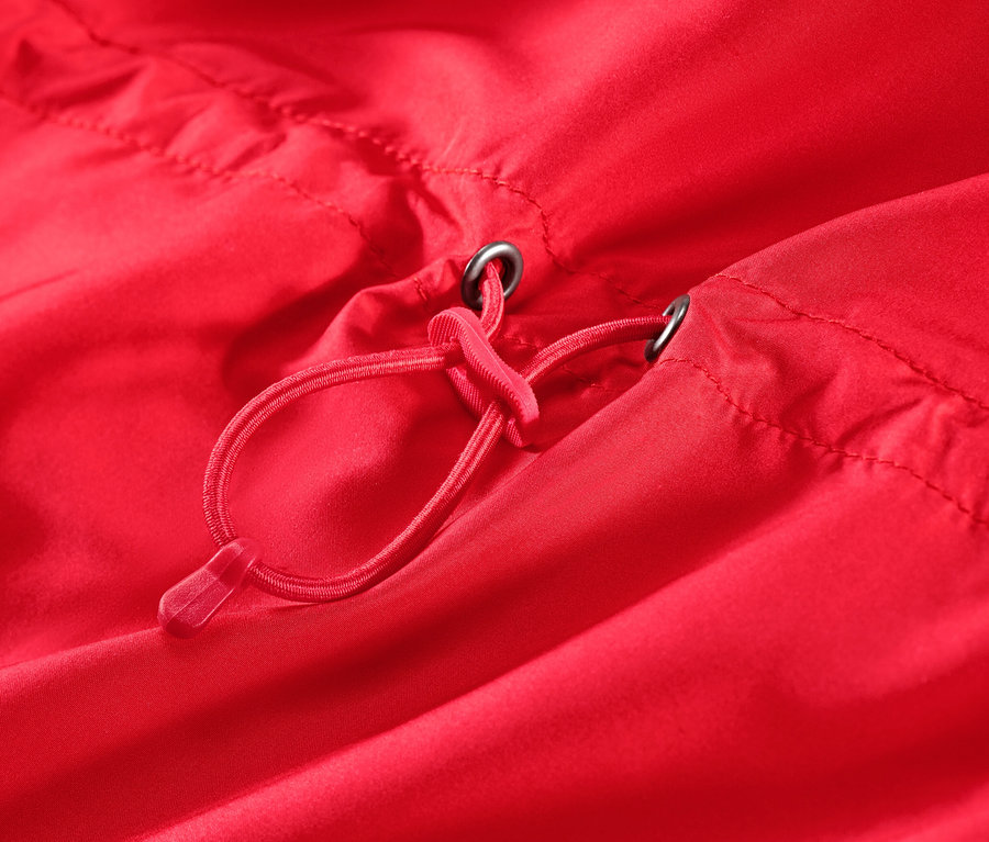 Detailaufnahme einer roten Lightweight-Laufjacke mit Kordelzug