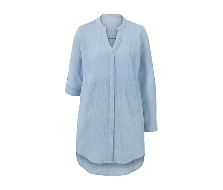 Eine hellblaue, gestreifte Longbluse.