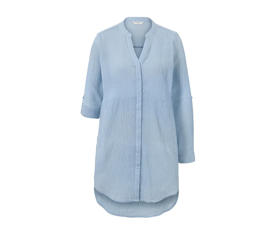 Eine hellblaue, gestreifte Longbluse.