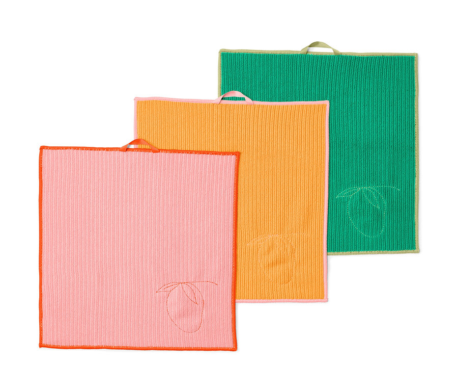 Drei Universal-Reinigungstücher in Pink, Orange und Grün mit Pfirsichstickerei.