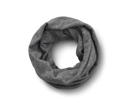 Ein glitzernder grauer Fleece-Loop liegt gefaltet auf einer weißen Fläche.