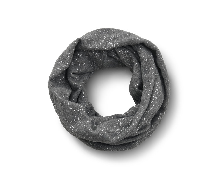 Ein glitzernder grauer Fleece-Loop liegt gefaltet auf einer weißen Fläche.