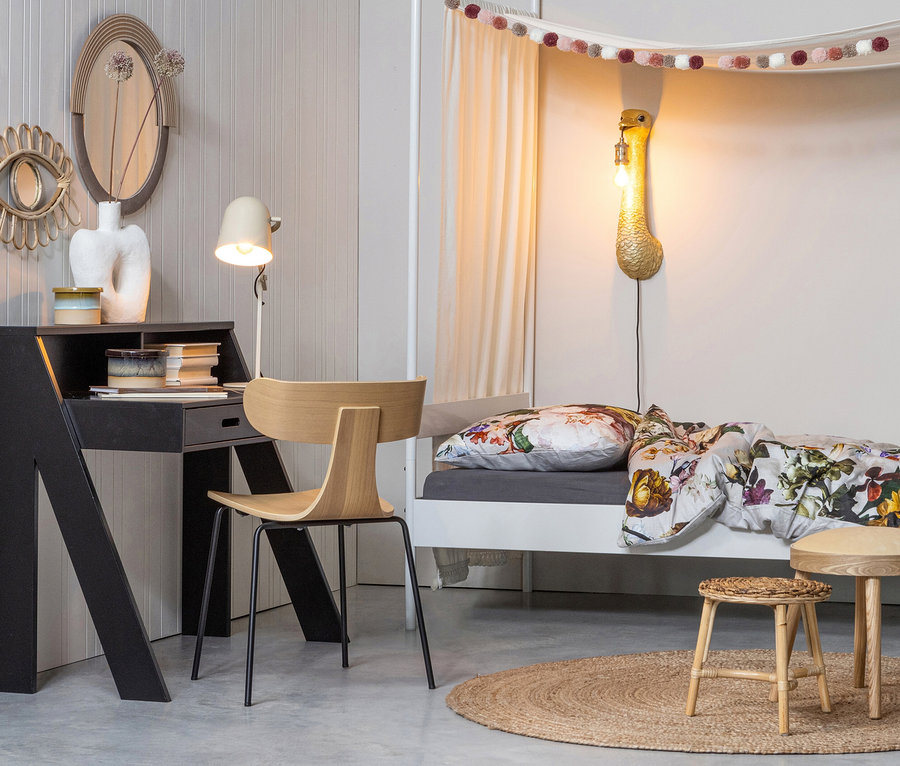 Zimmer mit Bett, Schreibtisch und Spiegeln. Auf dem Boden liegt ein natürlicher Woood Teppich Ross 150 cm.