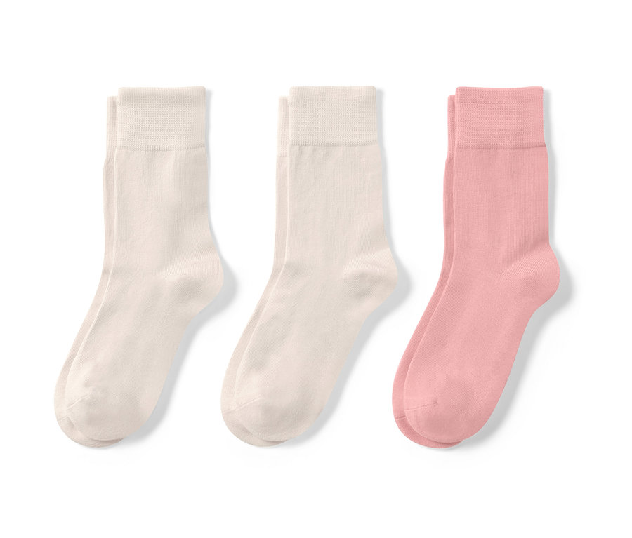 Drei Paar Socken, hell.