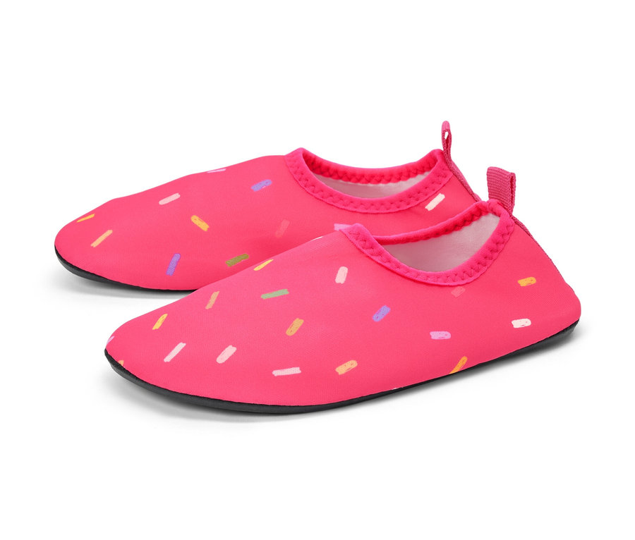 Pinke Kinder-Badeschuhe mit bunten Streuseln.