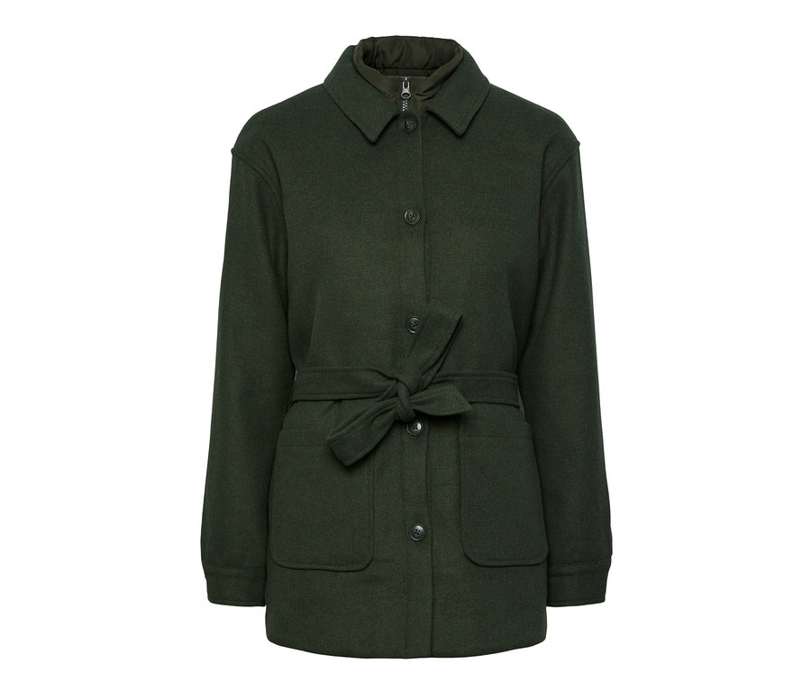 Grüne 3-in-1-Jacke mit Gürtel.