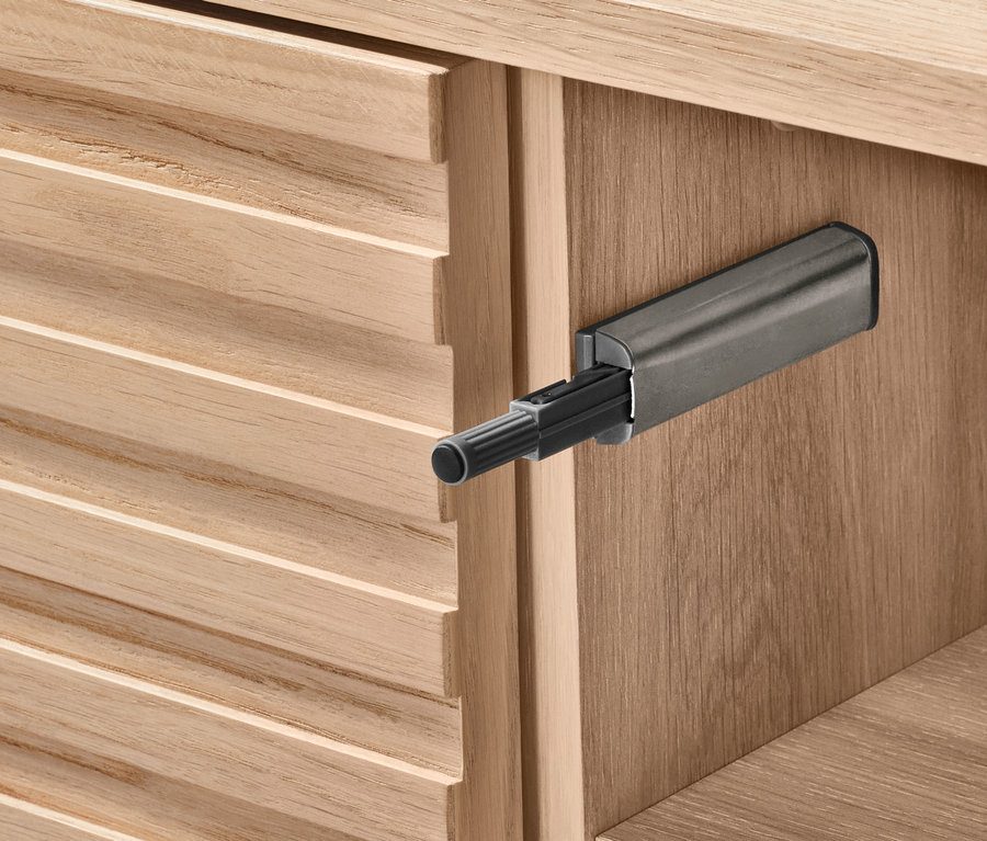 Detailansicht einer Schublade des Lowboards »Finnsbo« mit Lamellenoptik.