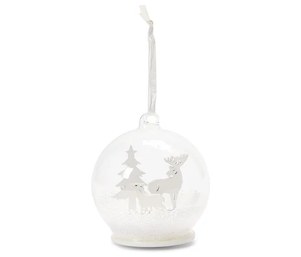 Transparente Weihnachtsbaumkugel mit weißem Baum, Hirsch und Schaf darin.