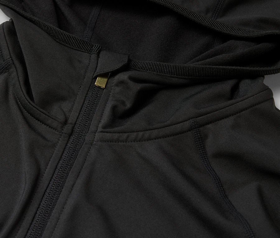 Detailaufnahme einer schwarzen Kapuzenjacke mit Reißverschluss.