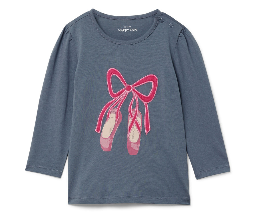 Blaues Langarmshirt mit einer Abbildung von Ballettschuhen mit rosa Schleife.