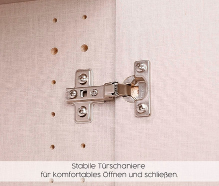 Metallscharnier an einem Schrank befestigt. Neben dem Scharnier befinden sich Löcher.