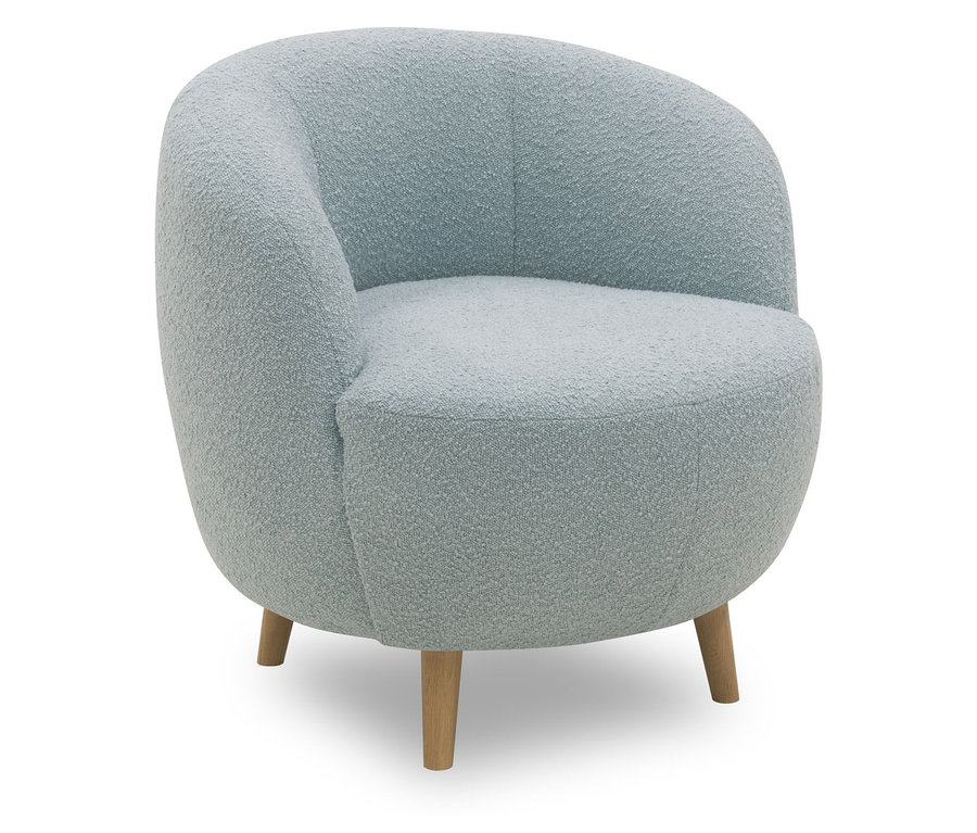 Hellblauer DOMO Sessel "Ahus" vor hellem Hintergrund.