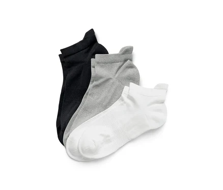 Schwarze, graue und weiße 3 Paar Funktions-Sportsocken.