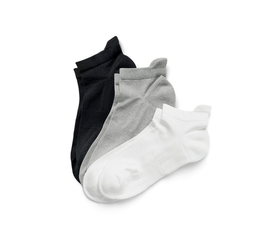 Schwarze, graue und weiße 3 Paar Funktions-Sportsocken.