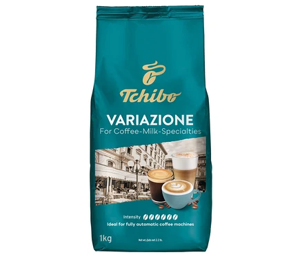 Eine Packung Tchibo Variazione Kaffeebohnen mit Abbildungen von Kaffeespezialitäten.