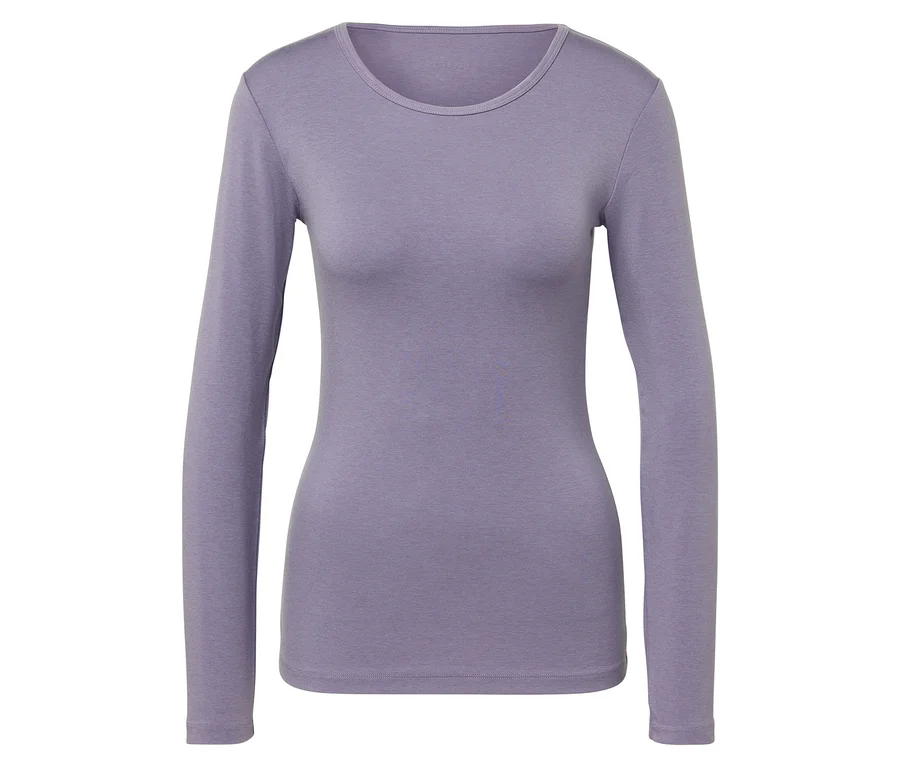 Lila Langarmshirt mit Wolle auf weißem Hintergrund.