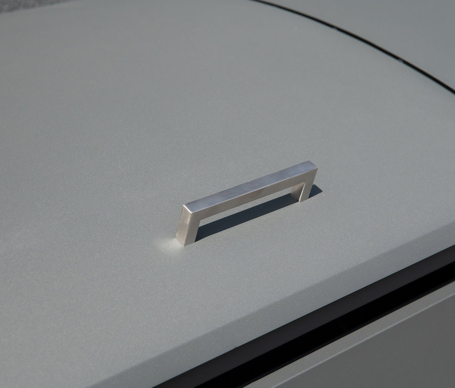Detailaufnahme einer grauen Mülltonnenbox, 2er mit einem Metallgriff.