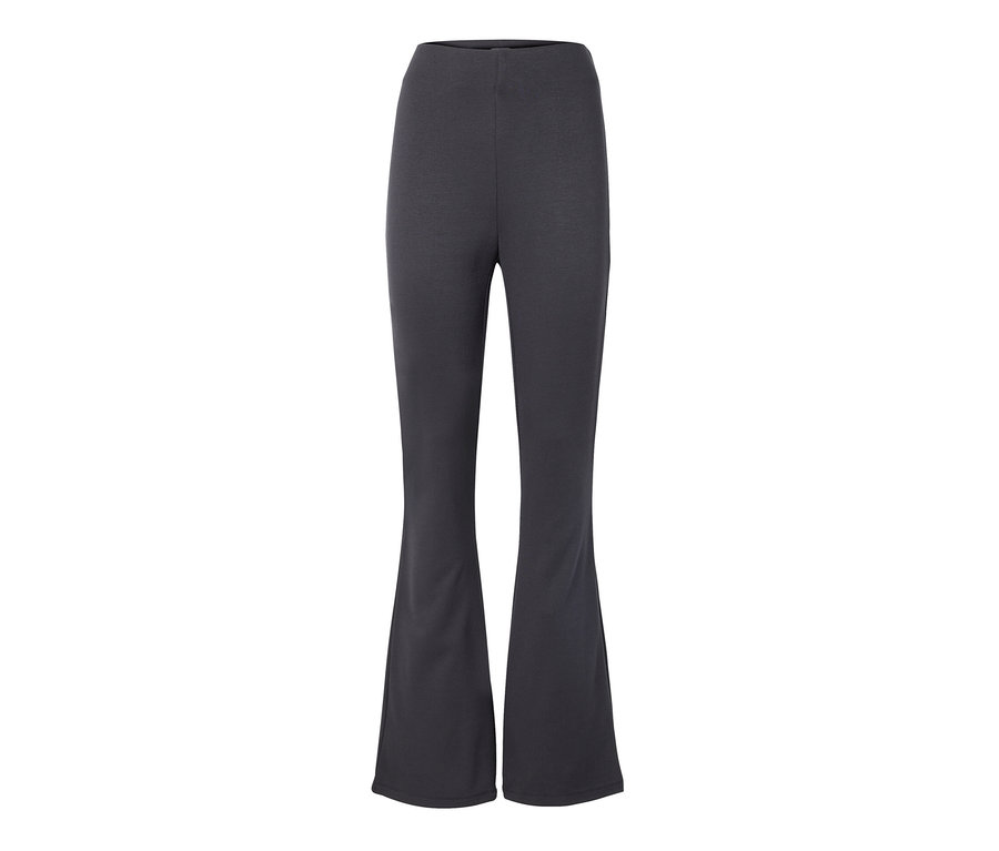 Ausgestellte Leggings auf weißem Hintergrund.