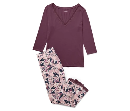 Lila Pyjama mit geblümter Hose.