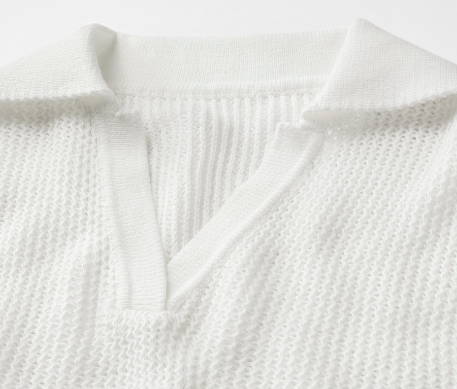 Detailaufnahme eines weißen sommerlichen Strickpullovers.