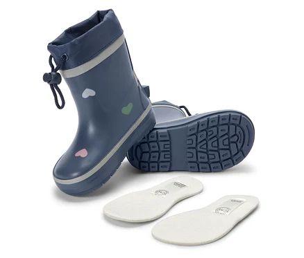 Blaue Gummistiefel mit bunten Herzen und Schuheinlagen.