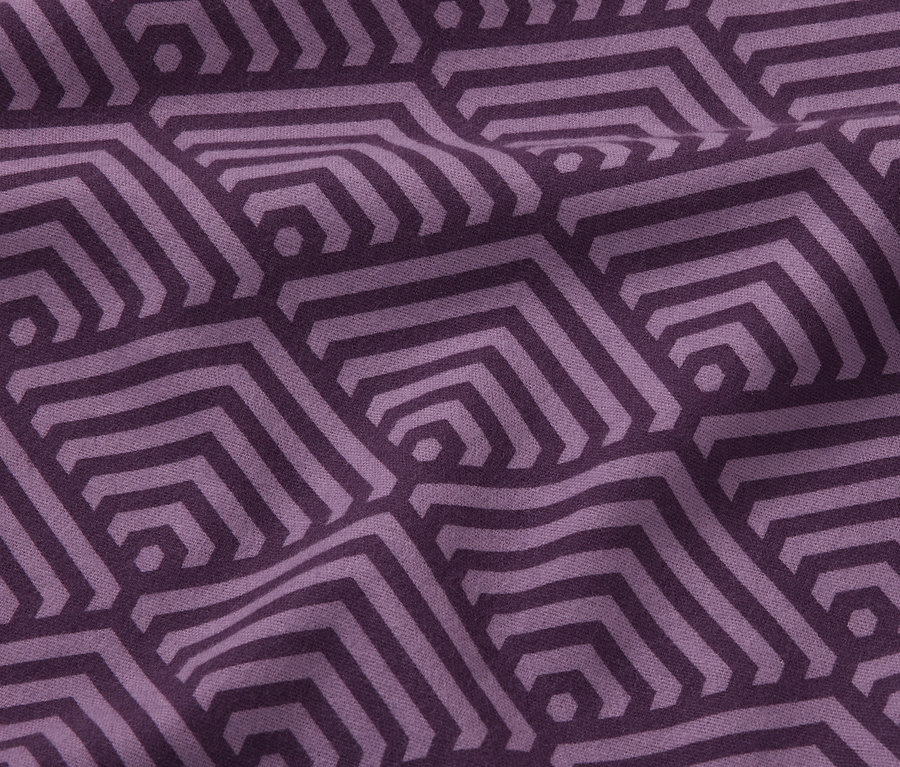 Nahaufnahme von lila Biber-Bettwäsche in Normalgröße mit geometrischem Muster.