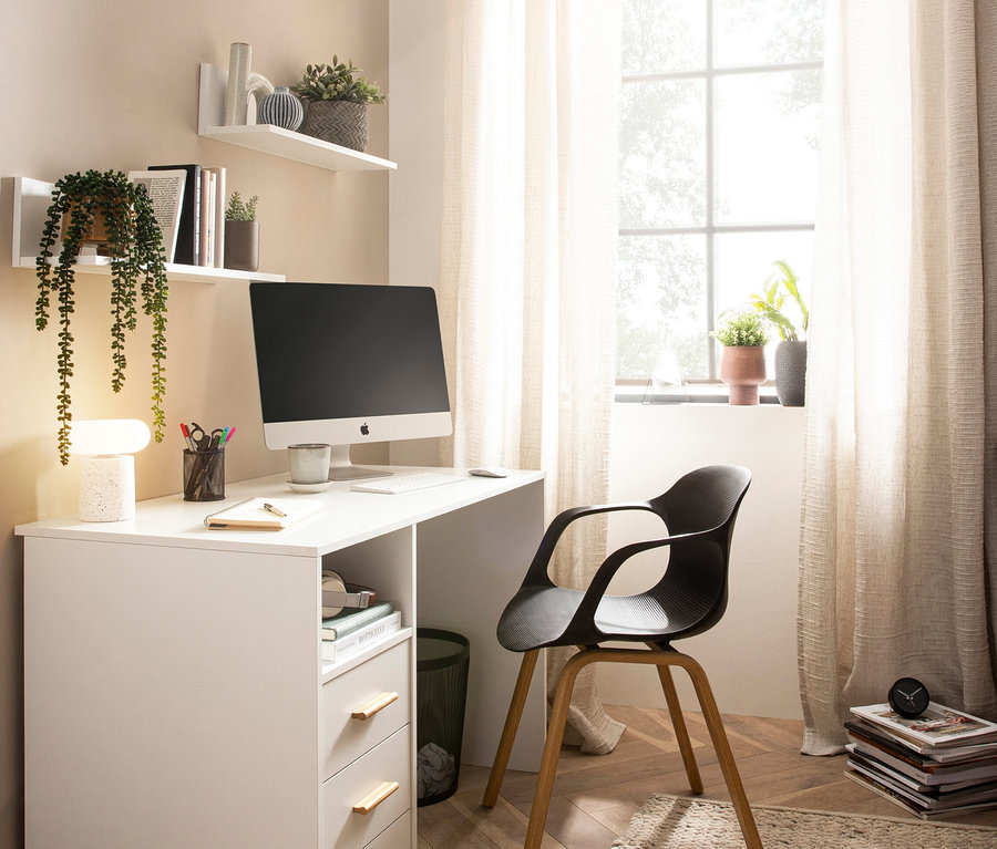 Zimmer mit weißem Schreibtisch, Computer, schwarzem Stuhl und 2 matten weißen Regalen »Torge«.