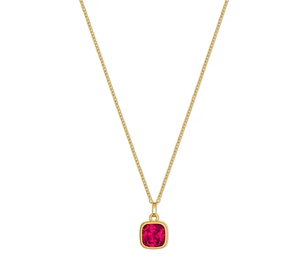 Goldene Halskette mit quadratischem Anhänger mit rosa Stein.