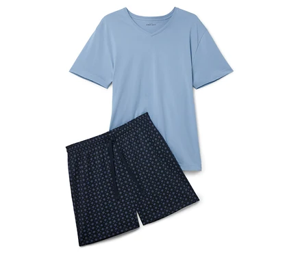 Hellblaues T-Shirt und Shorts mit Blumenmuster liegen auf einem weißen Hintergrund.