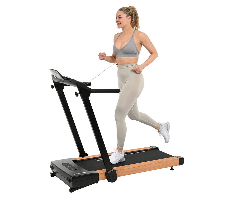 Frau läuft auf einem Laufband 2 in 1 in Holzoptik.