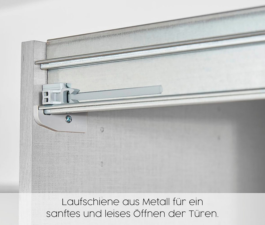 Detail einer Metall-Laufschiene, die an einem Schrank befestigt ist.