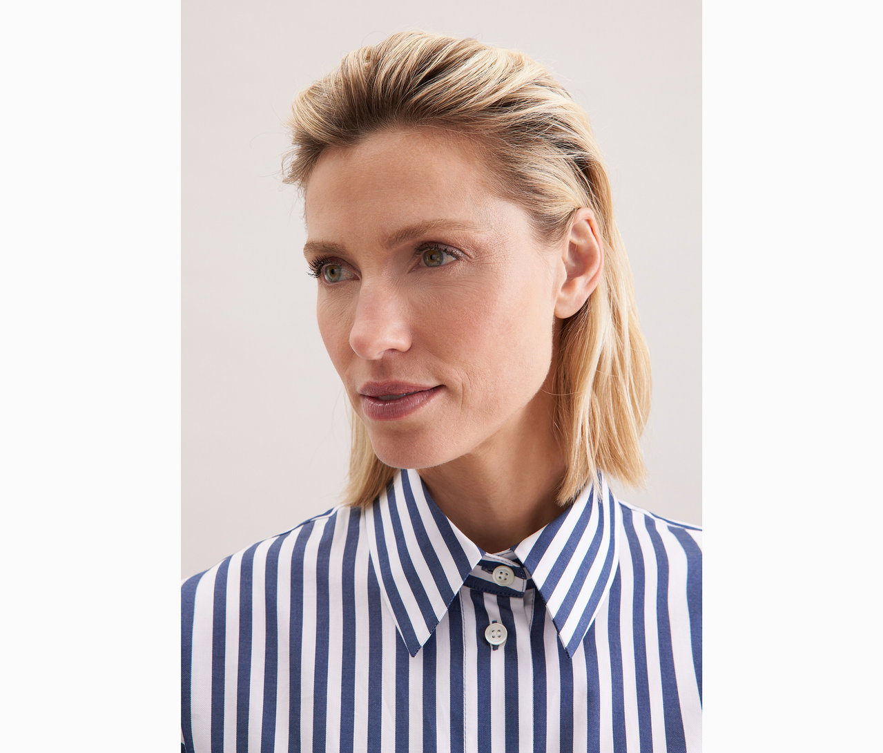 Frau trägt eine gestreifte Seidensticker Oversize Longbluse.