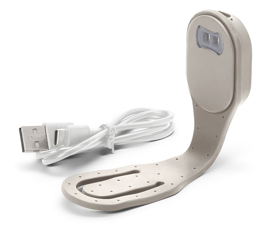 Nahaufnahme einer beige Leselampe mit einem weißen USB-Kabel.