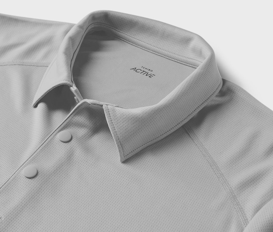 Detailaufnahme eines grauen Funktions-Poloshirts.