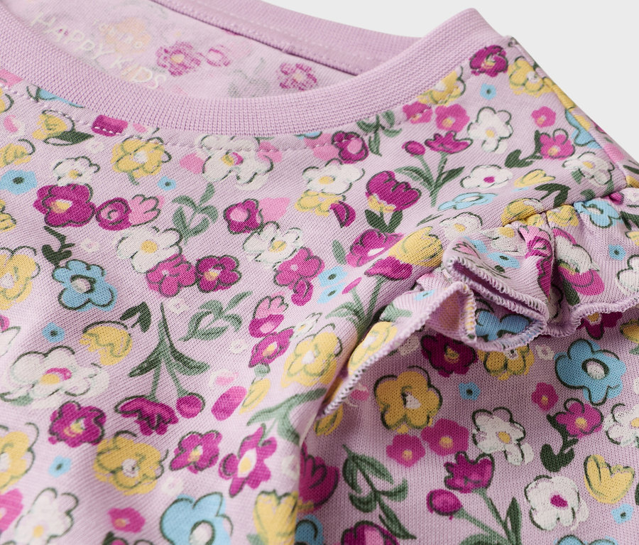 Nahaufnahme eines lilafarbenen Kinder-T-Shirts mit Blumenmuster und Rüschenärmel.