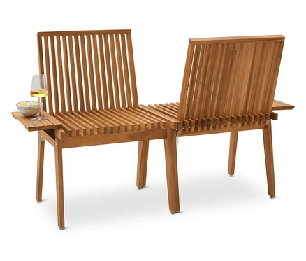 Doppelsitzbank aus Holz mit einem Glas Wein und einer Schale Snacks auf dem Seitentisch.