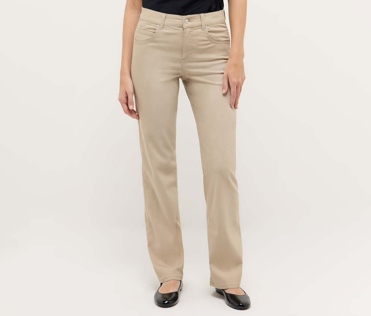 Frau trägt beige Angels Denim »Lara« Straight Fit Jeans.