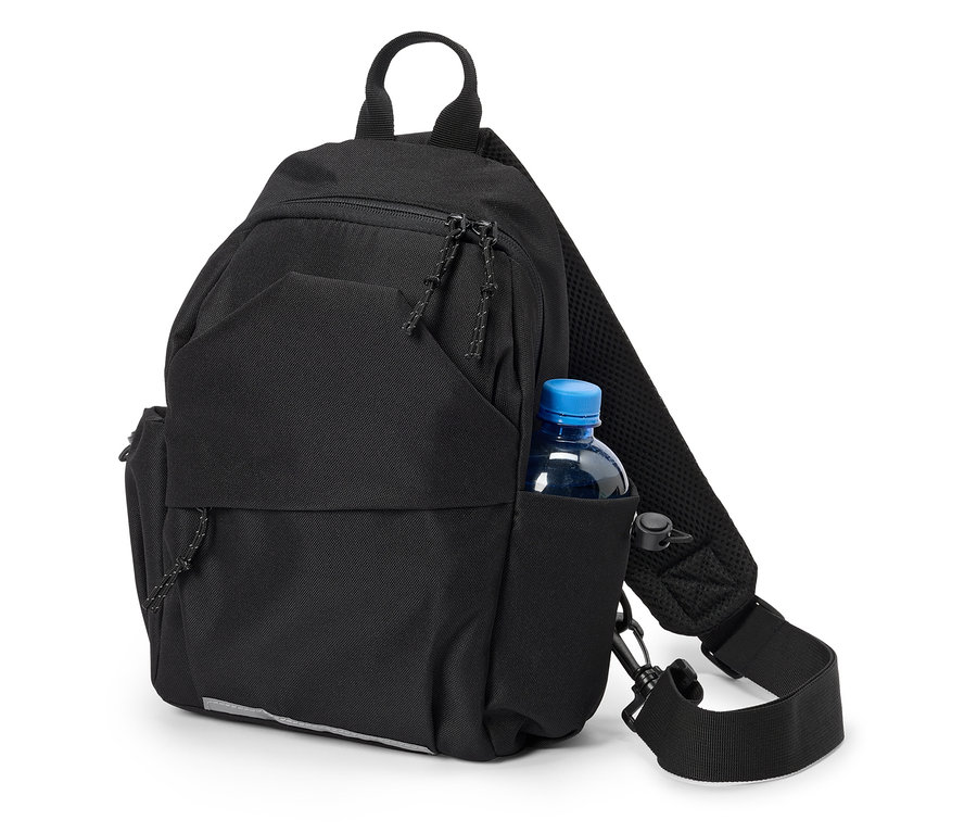 Schwarzer Sling-Rucksack mit einer blauen Wasserflasche in der Seitentasche.