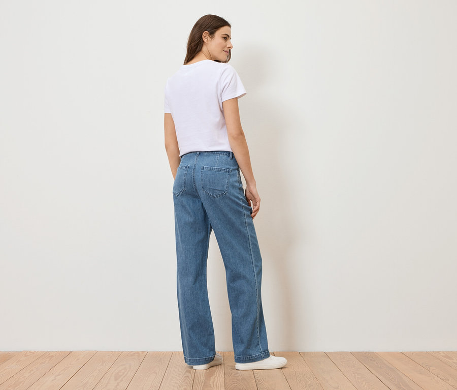 Frau von hinten in Jeans und T-Shirt