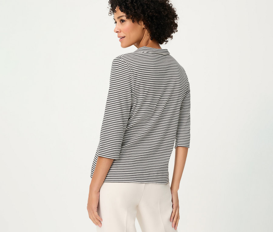 Frau von hinten mit geringeltem Olsen Polo-Shirt und beigen Hosen vor einem weißen Hintergrund.