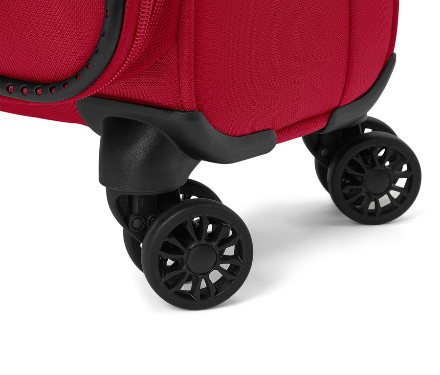 Nahaufnahme der schwarzen Räder eines roten Koffers.