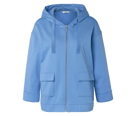 Hellblaue Kapuzenjacke mit Reißverschluss und aufgesetzten Taschen.