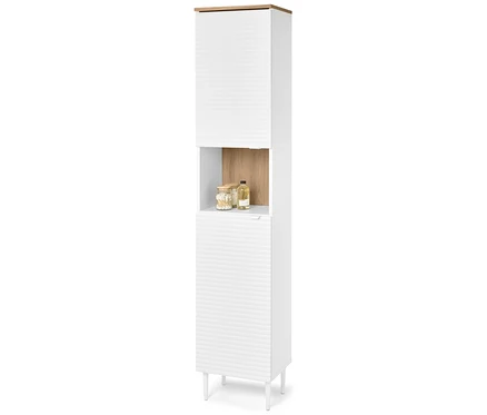 Ein schmaler, weißer Badezimmerschrank mit einem offenen Fach in der Mitte, in dem zwei Gläser und eine Flasche stehen.